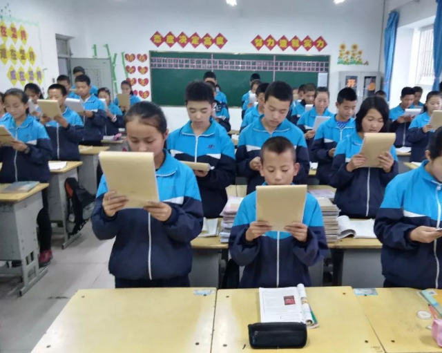 教育更深层次的命题同体认识专题教室里学生们正专心地看着屏幕 教育更深层次的命题同体认识专题教室里学生们正专心地看着屏幕