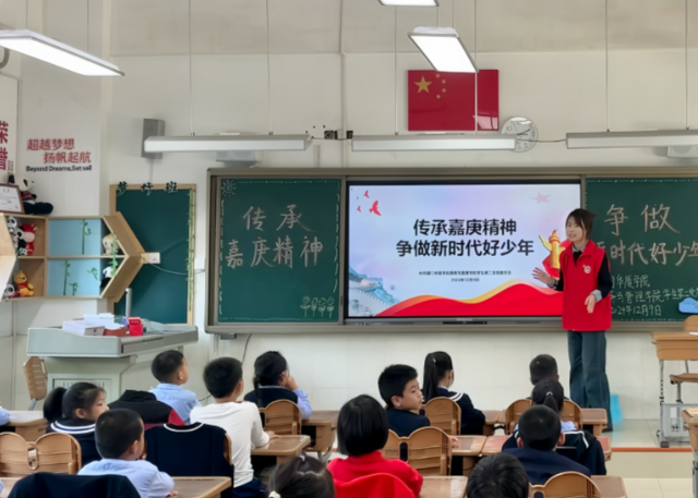 将课作为学生成长核心课程推进教育融入讲堂教育全过程