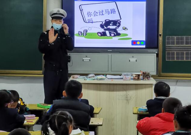 宣传教育打出一套组合拳针对村庄学生交通安全认知单薄的问题 宣传教育打出一套组合拳针对村庄学生交通安全认知单薄的问题